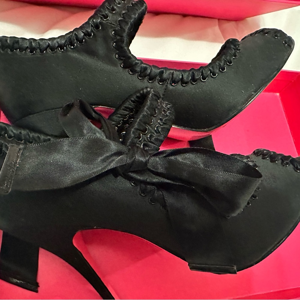 Held for jm336 - Elegant Betsy Johnson Black Satin Women's Heels - sz 7.5 - Picture 13 of 15